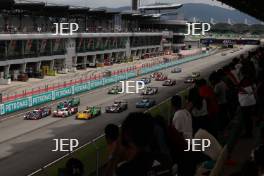 #5 UNITED AUTOSPORTS / Oreca 07 - Gibson / Giorgio Roda / Gregoire Saucy / Mikkel Jensen - Lead 4 Hours of Sepang Race Start