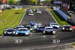 Start of the race, #42 - Charles Dawson / Kiern Jewiss - 2 Seas Motorsport Mercedes-AMG GT3 Evo leads #18 - Kevin Tse / Maximilian Gotz - 2 Seas Motorsport Mercedes-AMG GT3 Evo 