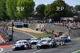#18 - Kevin Tse / Maximilian Gotz - 2 Seas Motorsport Mercedes-AMG GT3 Evo and #7 - Giacomo Petrobelli / Jonathan Adam - Blackthorn Aston Martin Vantage AMR GT3 Evo Lead Race Start