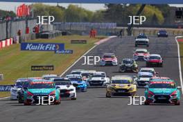 Start of the race, #3 - Tom Chilton - Team Vertu - Hyundai i30 N leads #80 - Tom Ingram - Team Vertu - Hyundai i30N 