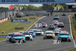 Start of the race, #3 - Tom Chilton - Team Vertu - Hyundai i30 N leads #80 - Tom Ingram - Team Vertu - Hyundai i30N 