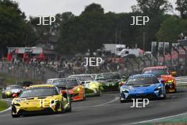 Start of the GT4 Race - #59 - Josh Stanton / George Gamble - Optimum Motorsport - McLaren Artura GT4 leads